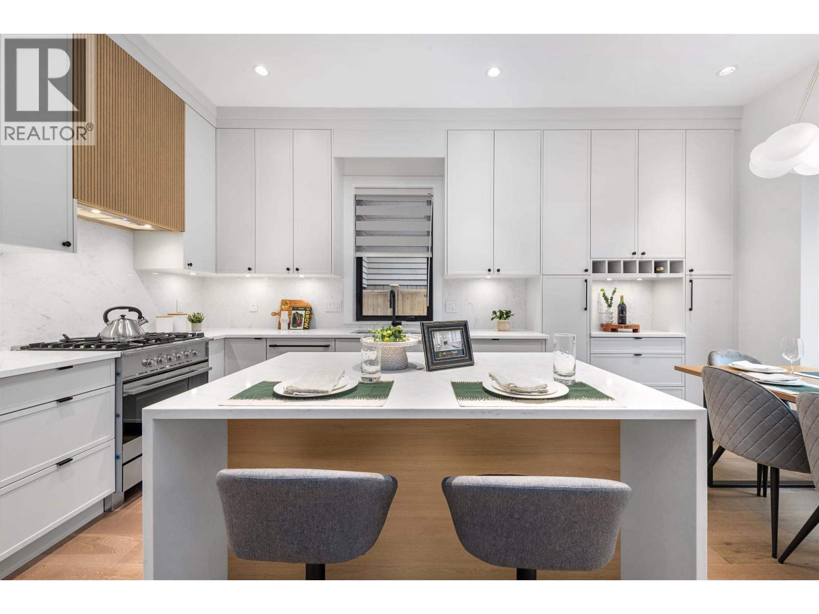 Photo 5 of 1 878 E 37 Avenue, Vancouver BC