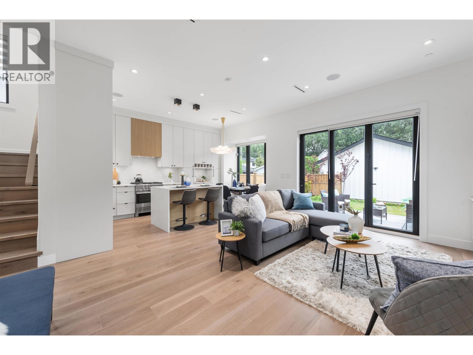 Photo 9 of 2 878 E 37 Avenue, Vancouver BC