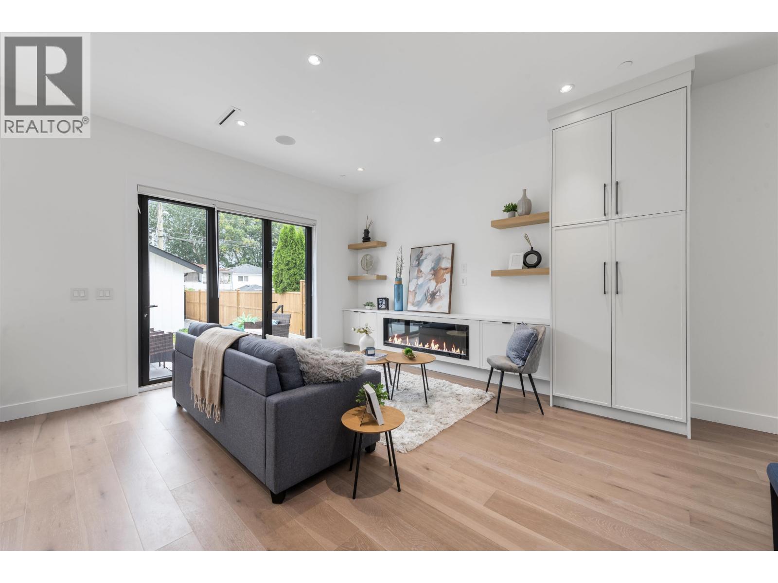 Photo 10 of 2 878 E 37 Avenue, Vancouver BC