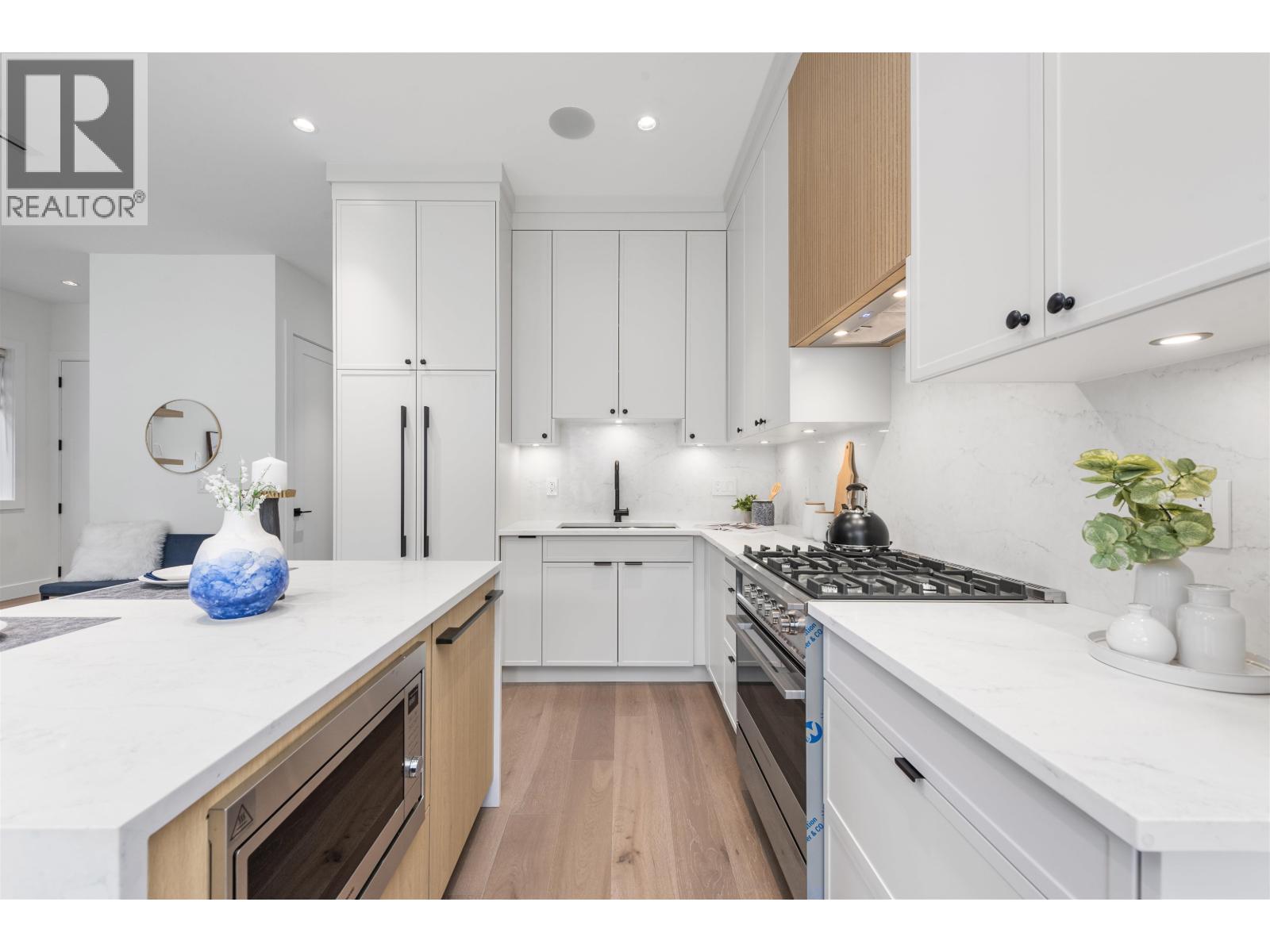 Photo 16 of 2 878 E 37 Avenue, Vancouver BC