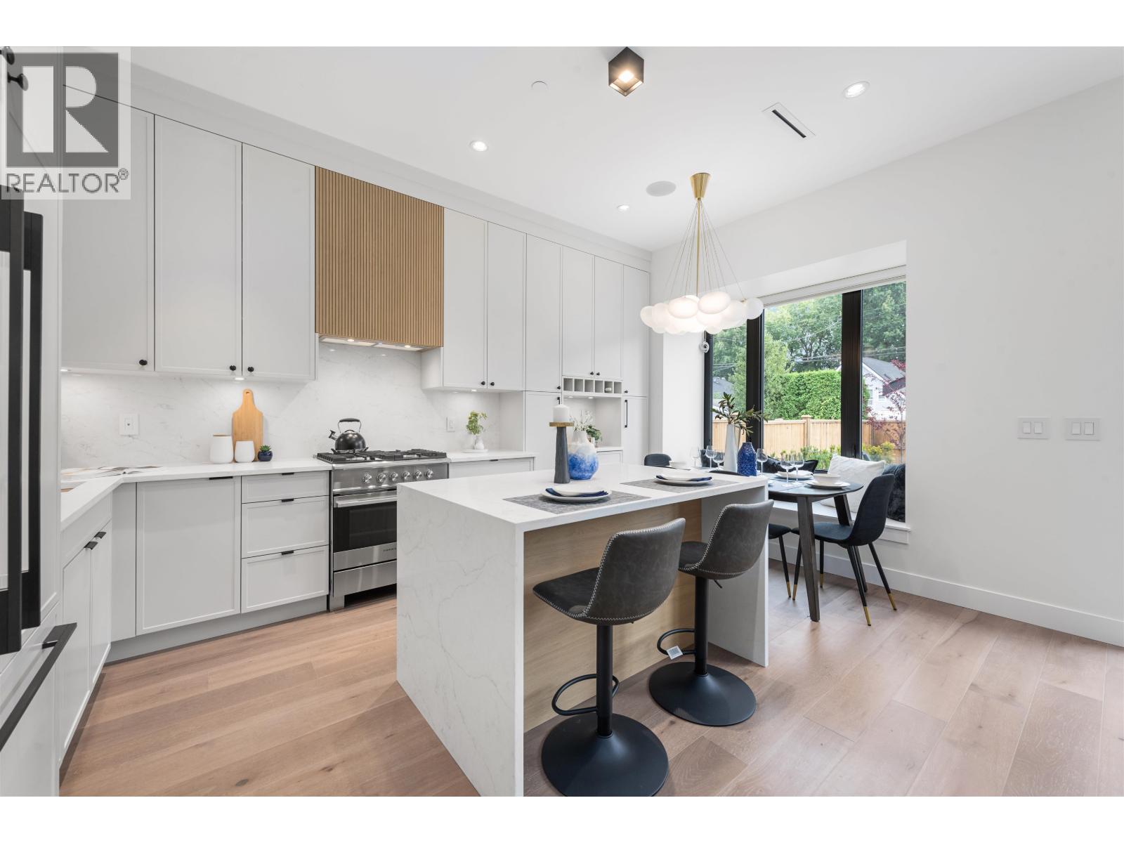 Photo 3 of 2 878 E 37 Avenue, Vancouver BC