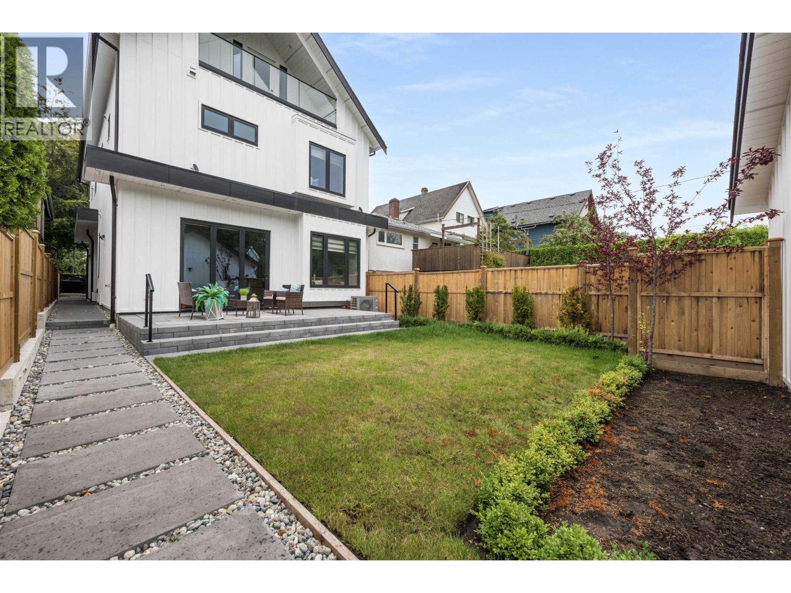 Photo 4 of 2 878 E 37 Avenue, Vancouver BC