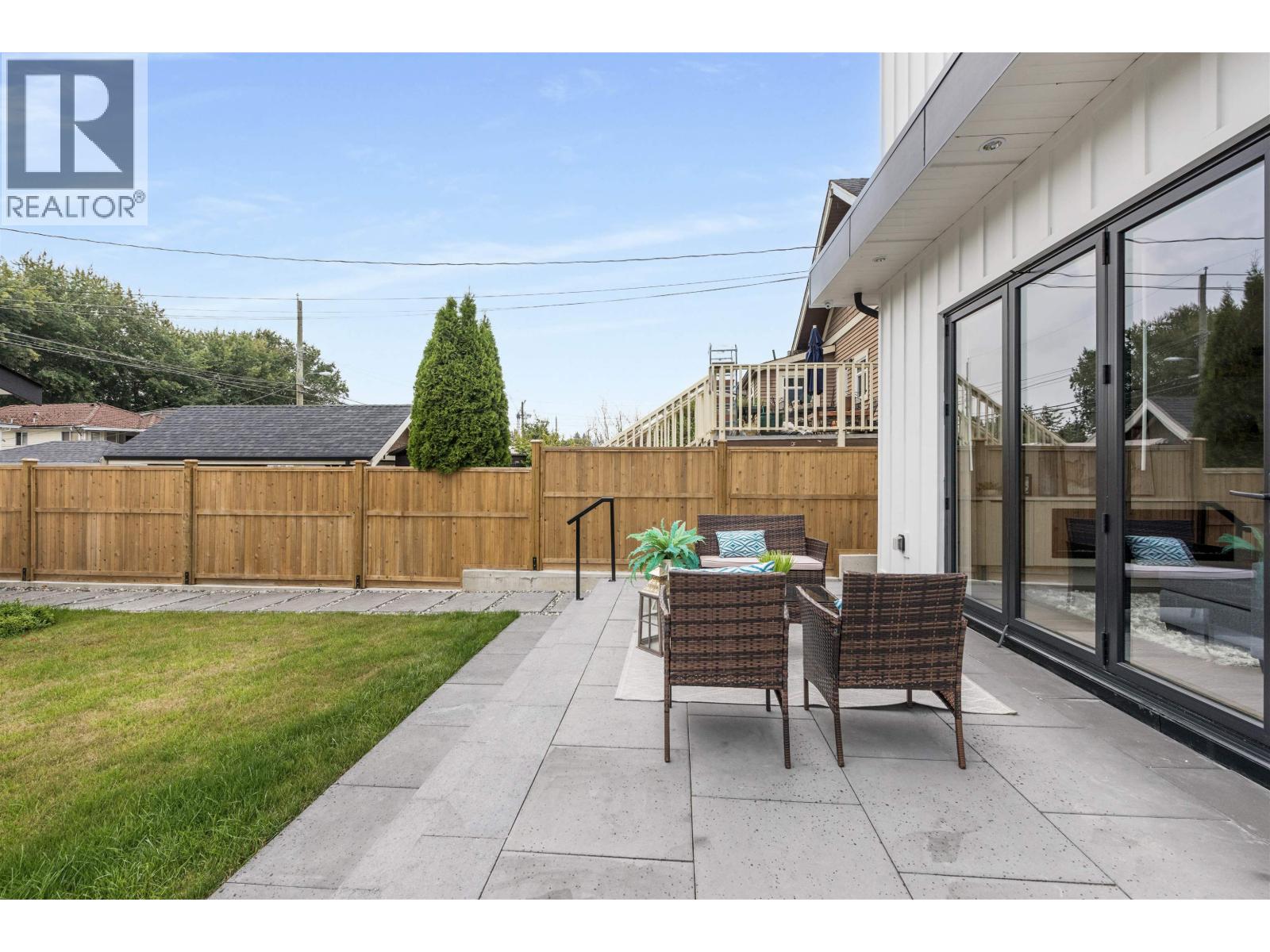 Photo 5 of 2 878 E 37 Avenue, Vancouver BC