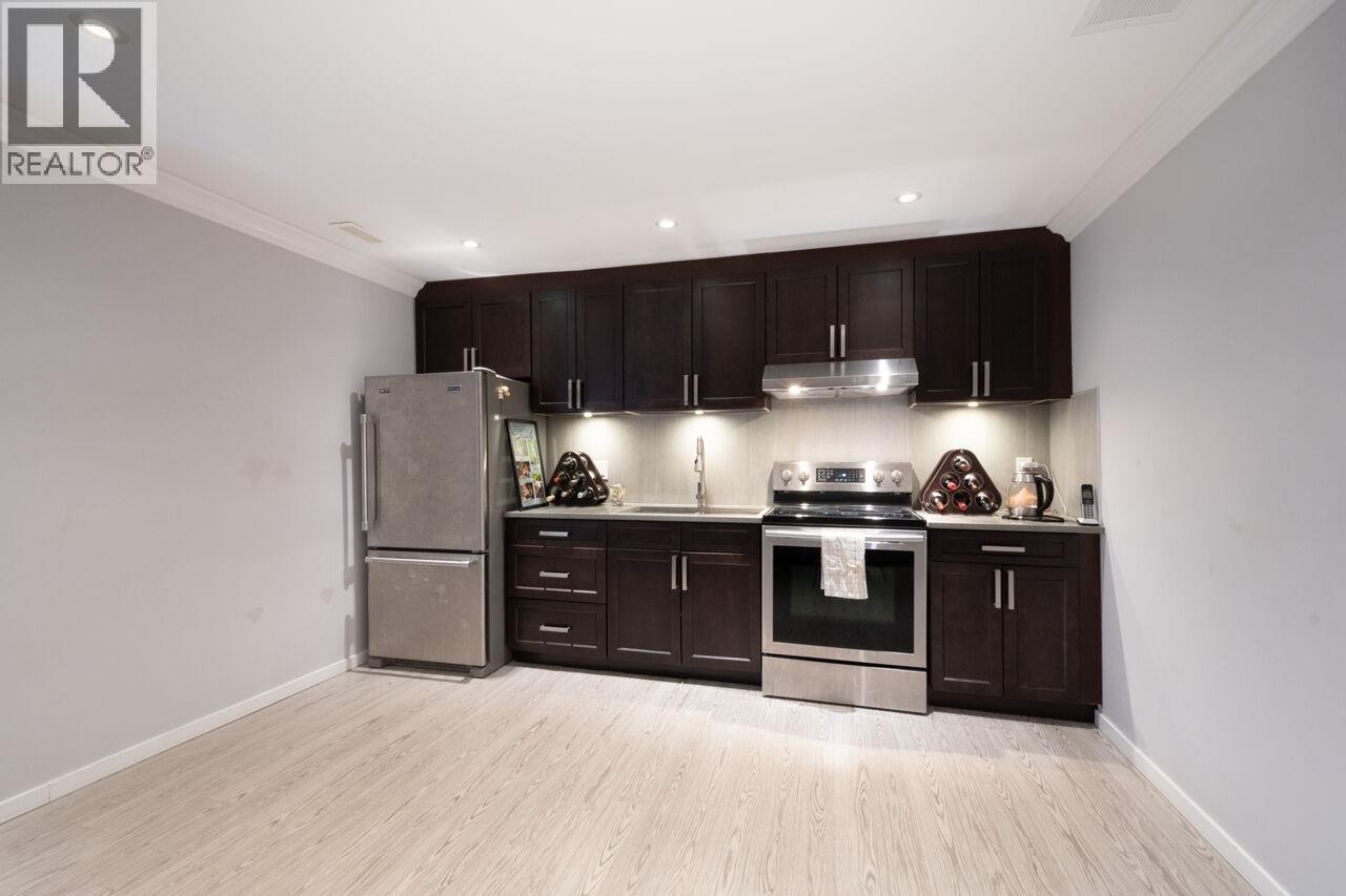 Photo 17 of 933 Fifth Street, New Westminster BC
