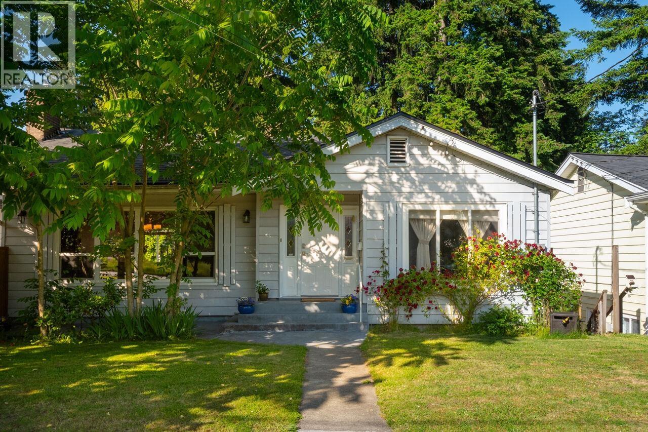 Photo 2 of 933 Fifth Street, New Westminster BC