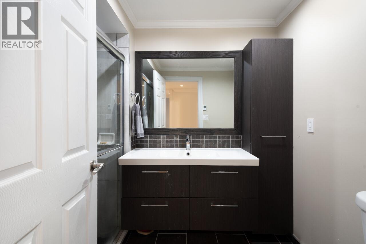 Photo 26 of 933 Fifth Street, New Westminster BC