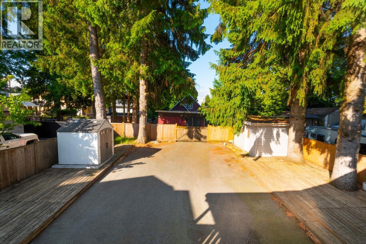 Photo 30 of 933 Fifth Street, New Westminster BC
