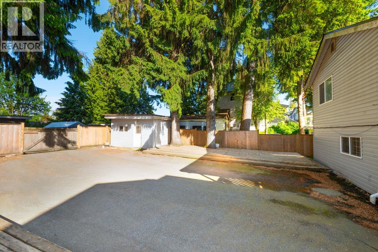 Photo 32 of 933 Fifth Street, New Westminster BC