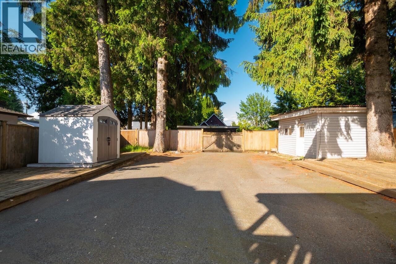 Photo 33 of 933 Fifth Street, New Westminster BC
