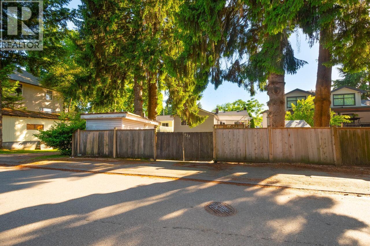 Photo 35 of 933 Fifth Street, New Westminster BC