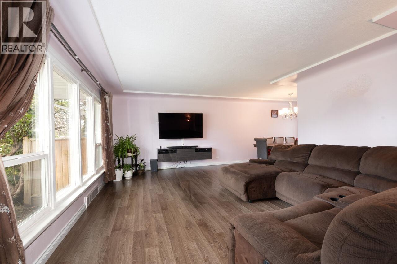 Photo 4 of 933 Fifth Street, New Westminster BC