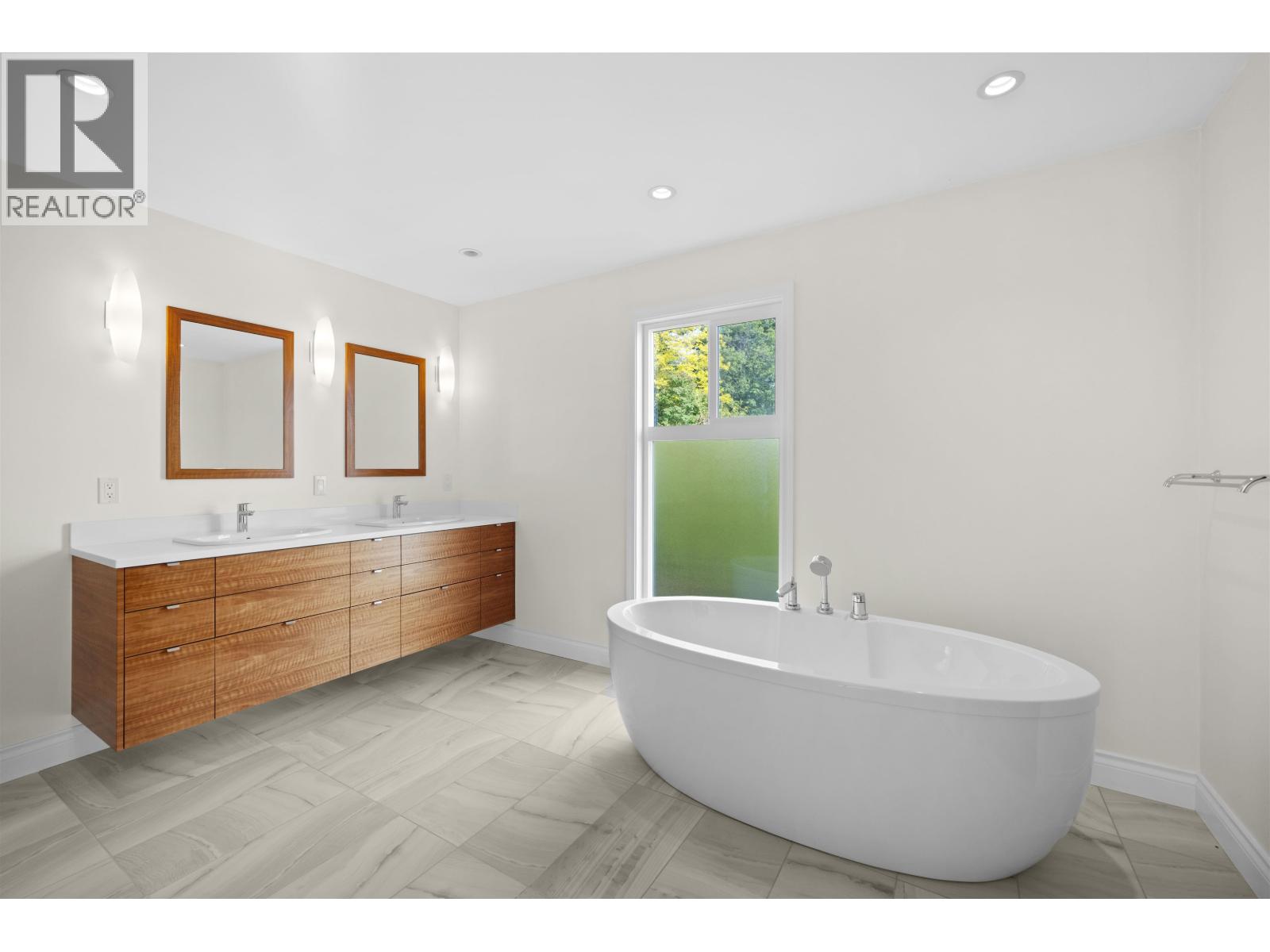 Photo 11 of 163 Woodland Drive, Tsawwassen BC