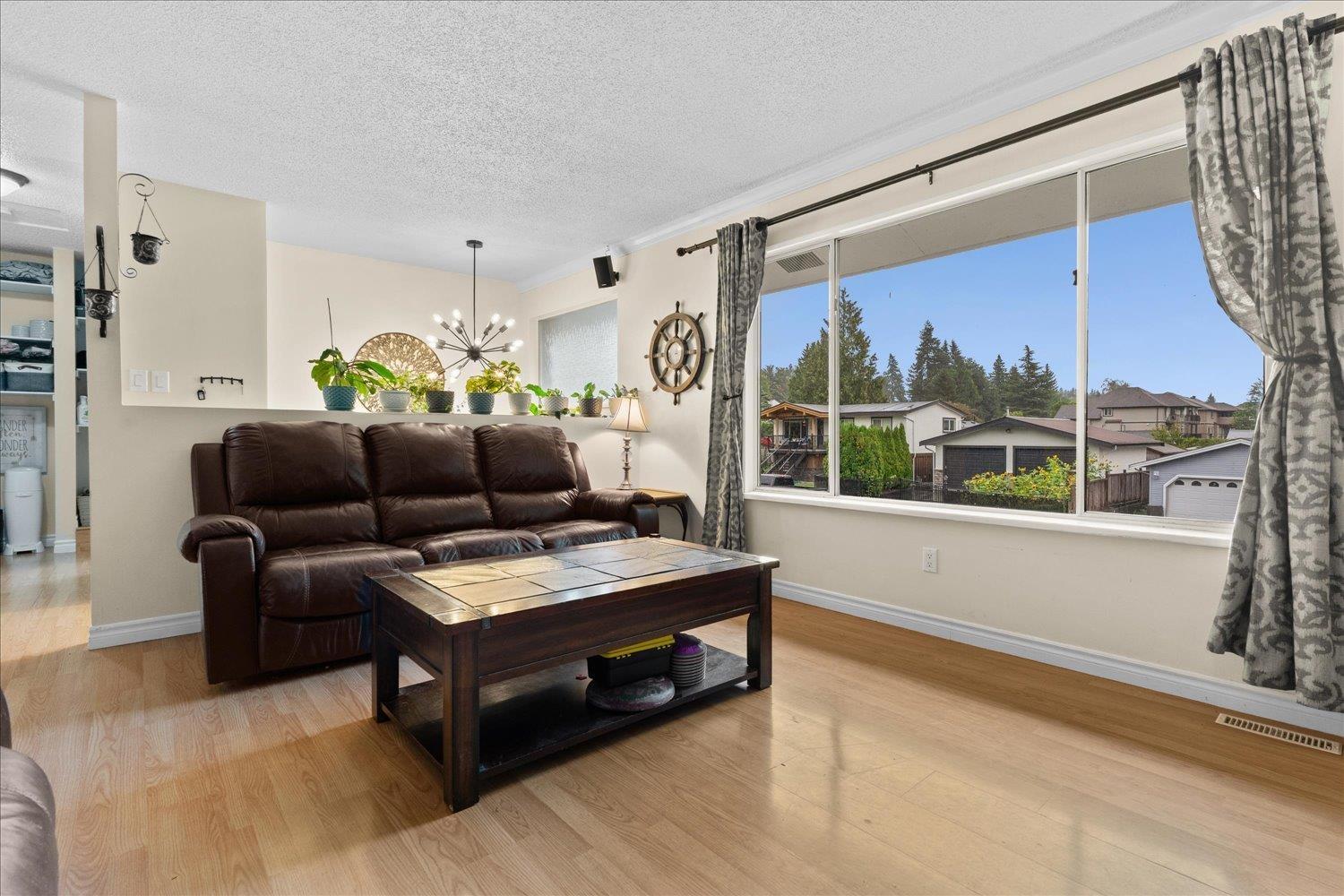 Photo 5 of 8073 Antelope Avenue, Mission BC