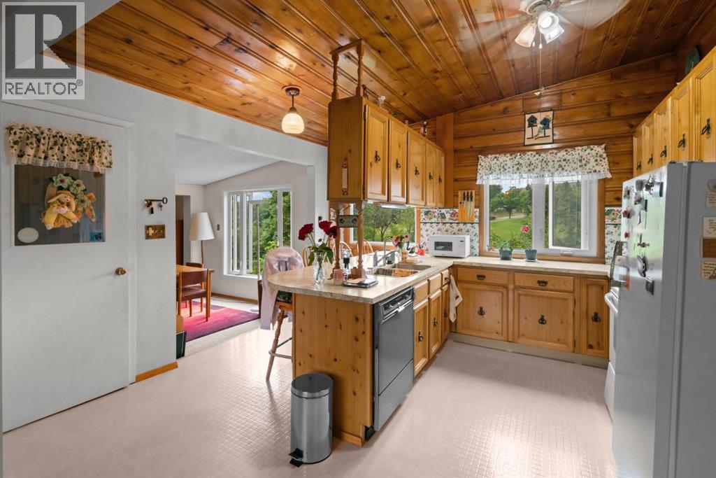 Single Family House 3 Level for Sale in  A Street Rosedale Camrose 