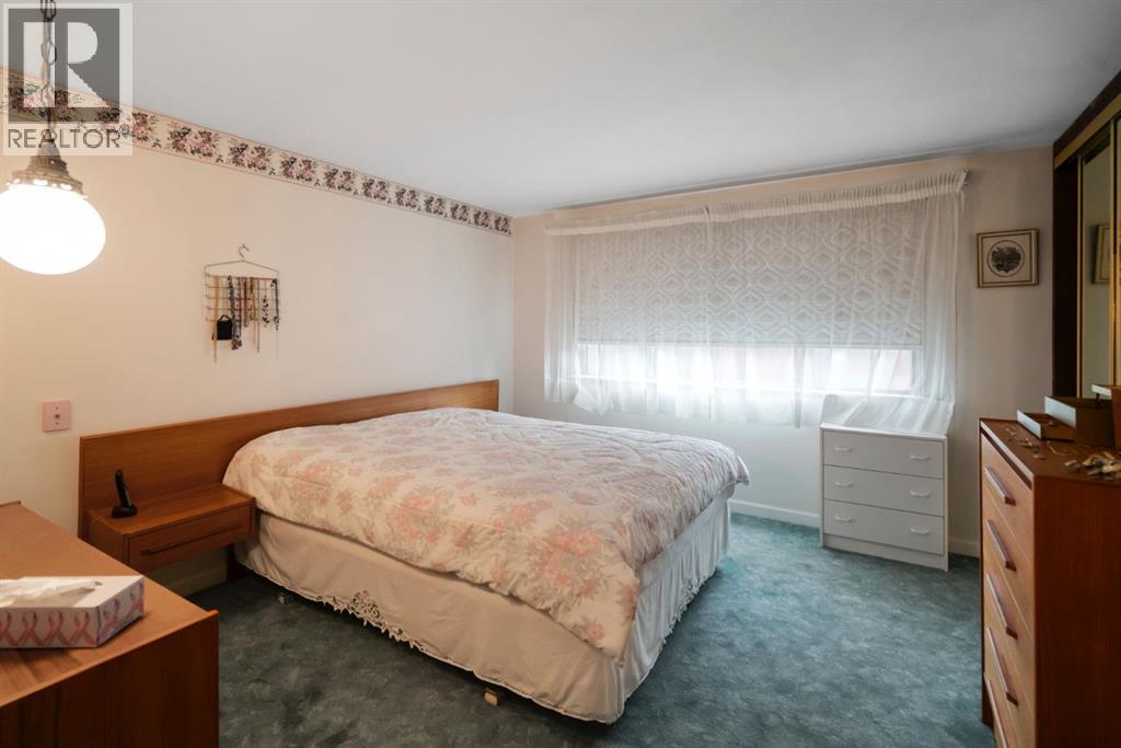 Single Family House 3 Level for Sale in  A Street Rosedale Camrose 