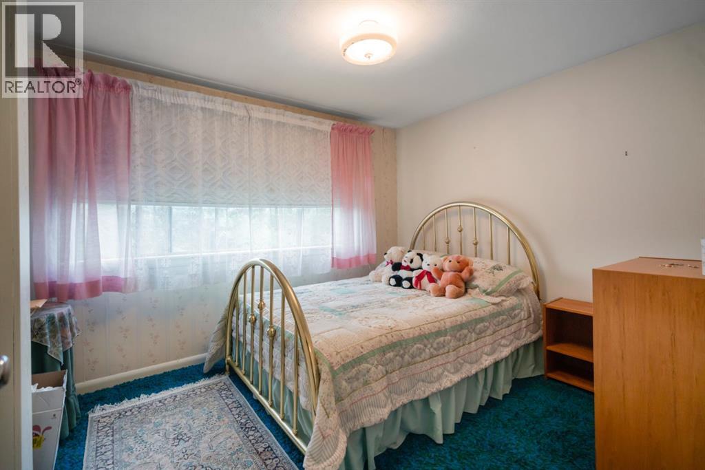 Single Family House 3 Level for Sale in  A Street Rosedale Camrose 