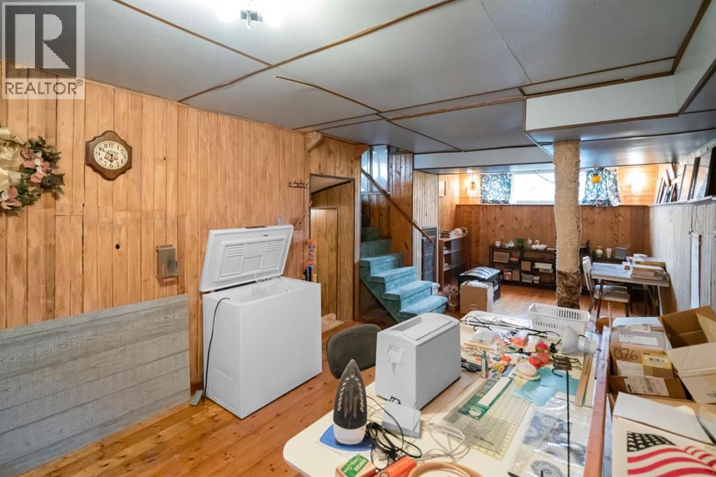 Single Family House 3 Level for Sale in  A Street Rosedale Camrose 