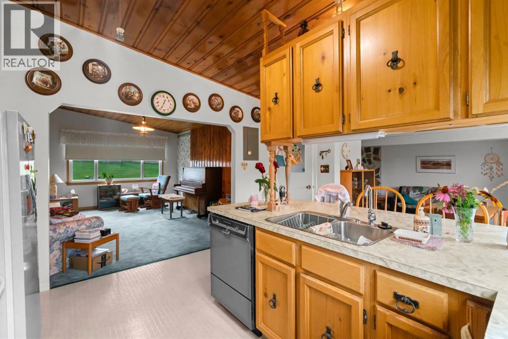 Single Family House 3 Level for Sale in  A Street Rosedale Camrose 