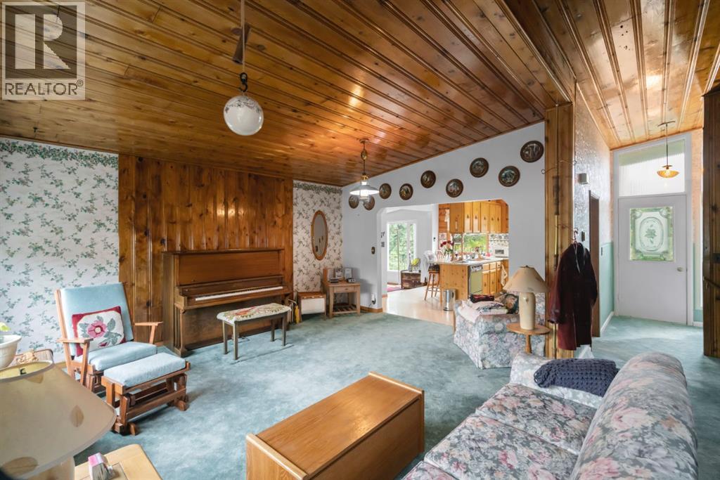 Single Family House 3 Level for Sale in  A Street Rosedale Camrose 