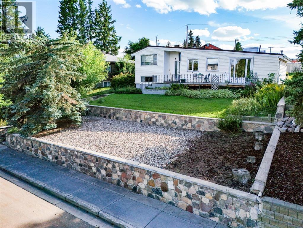 Single Family House 3 Level for Sale in  A Street Rosedale Camrose 