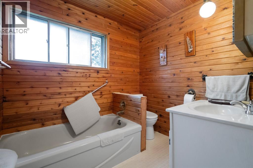 Single Family House 3 Level for Sale in  A Street Rosedale Camrose 
