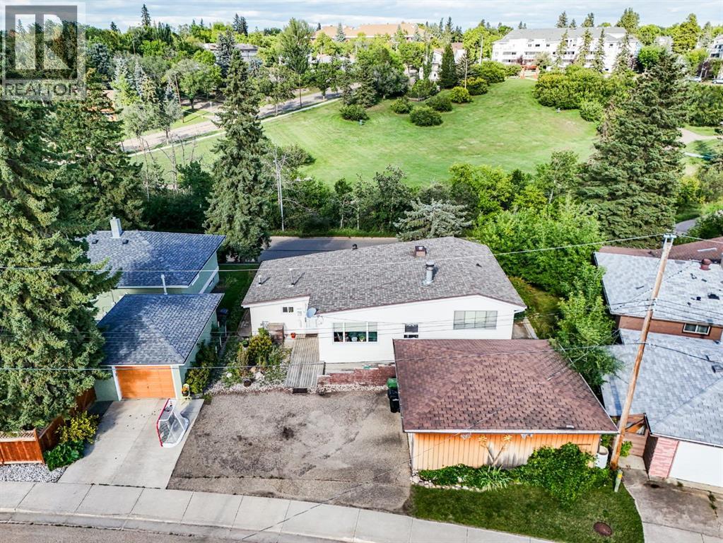 Single Family House 3 Level for Sale in  A Street Rosedale Camrose 