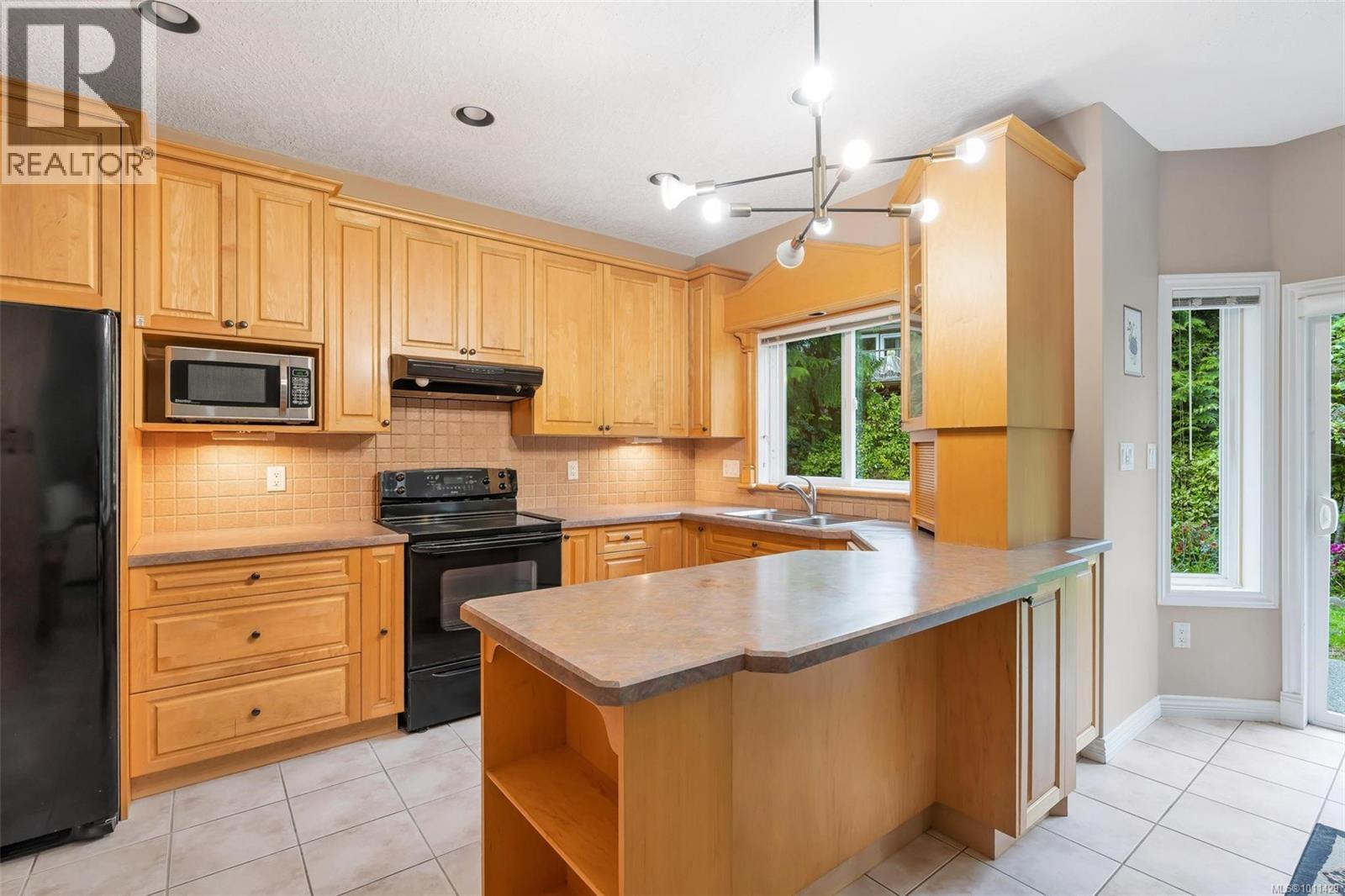 Photo 6 of 4248 Oakview Close, Saanich BC