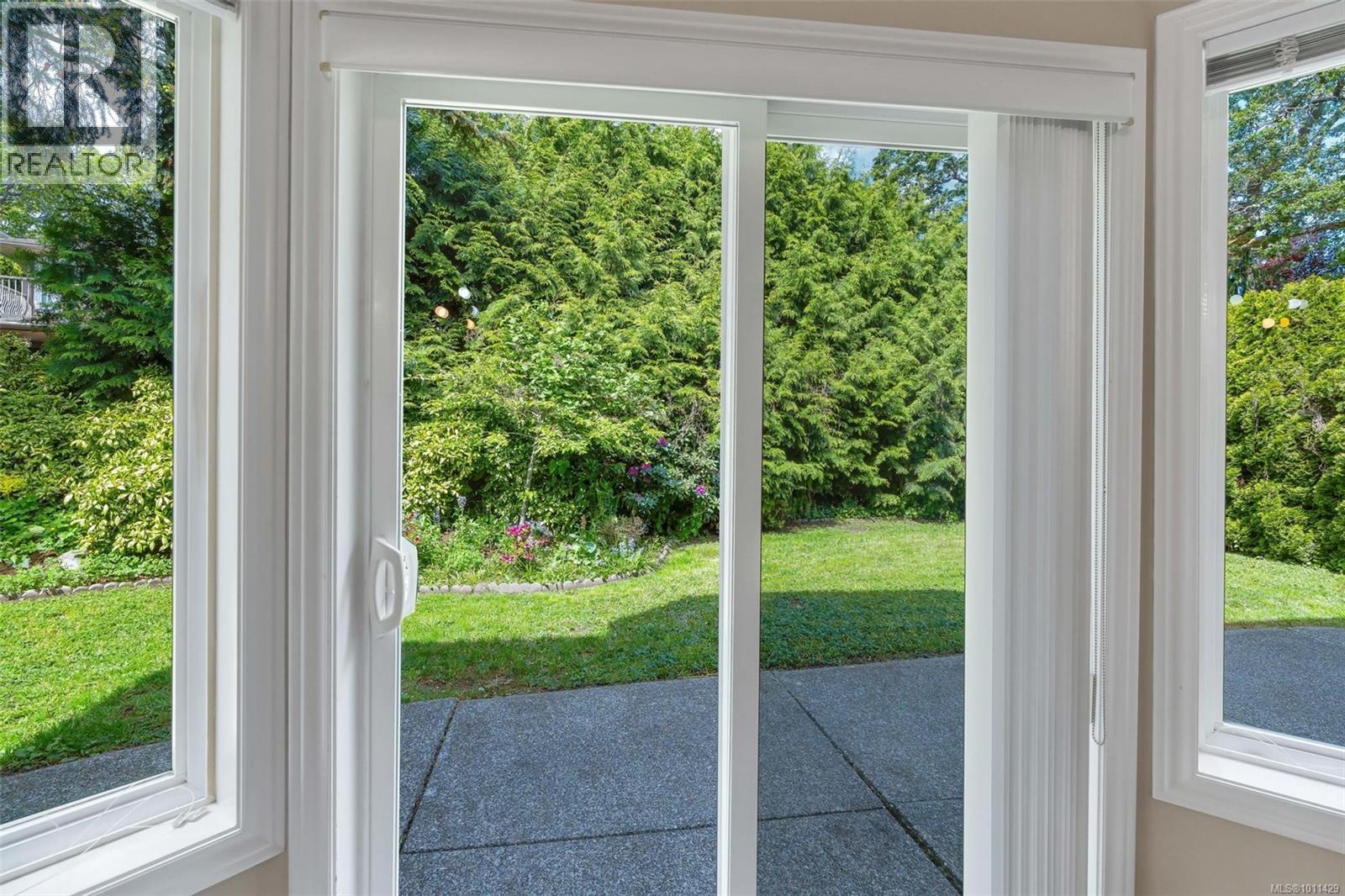 Photo 4 of 4248 Oakview Close, Saanich BC