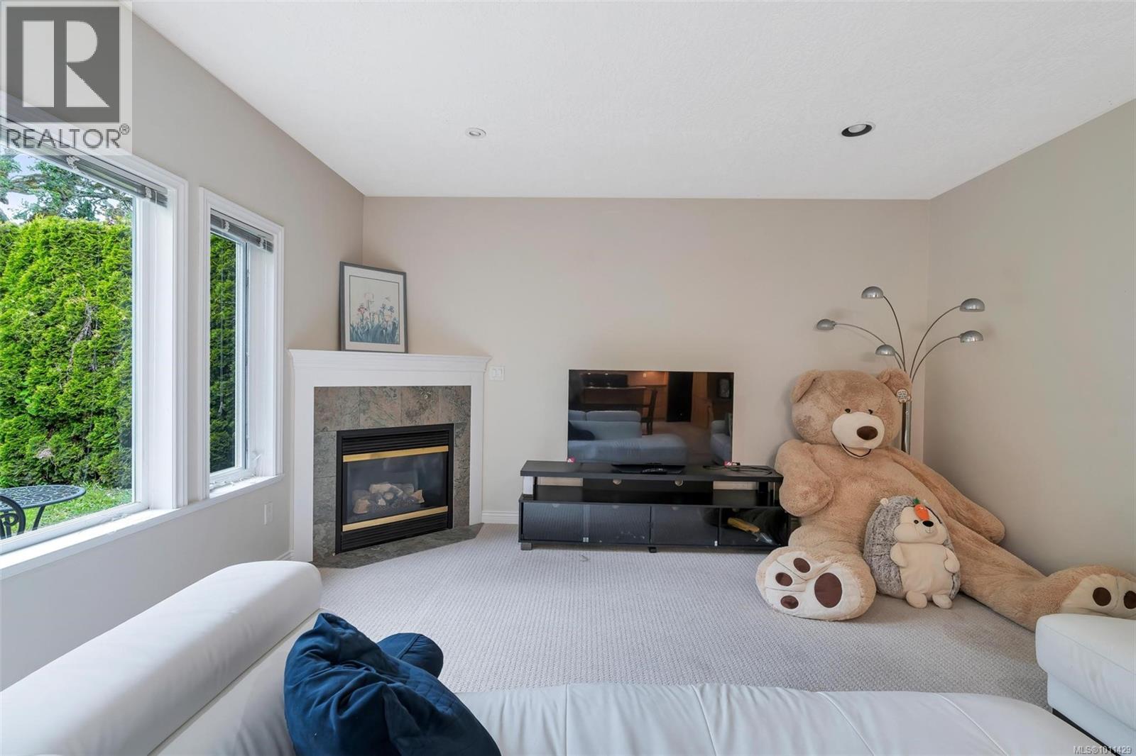 Photo 5 of 4248 Oakview Close, Saanich BC