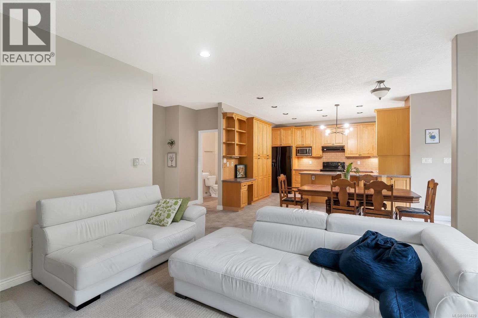 Photo 8 of 4248 Oakview Close, Saanich BC