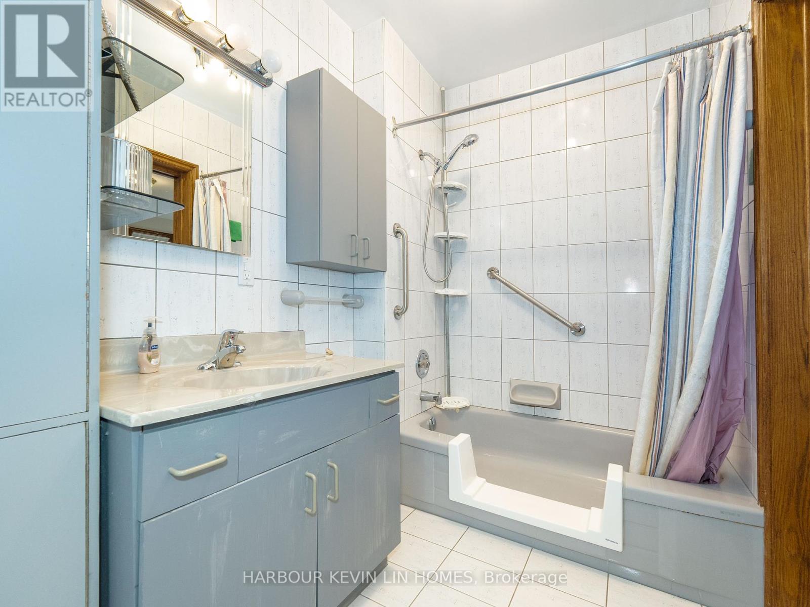 Photo 31 of 101 Leyburn Avenue, Richmond Hill ON