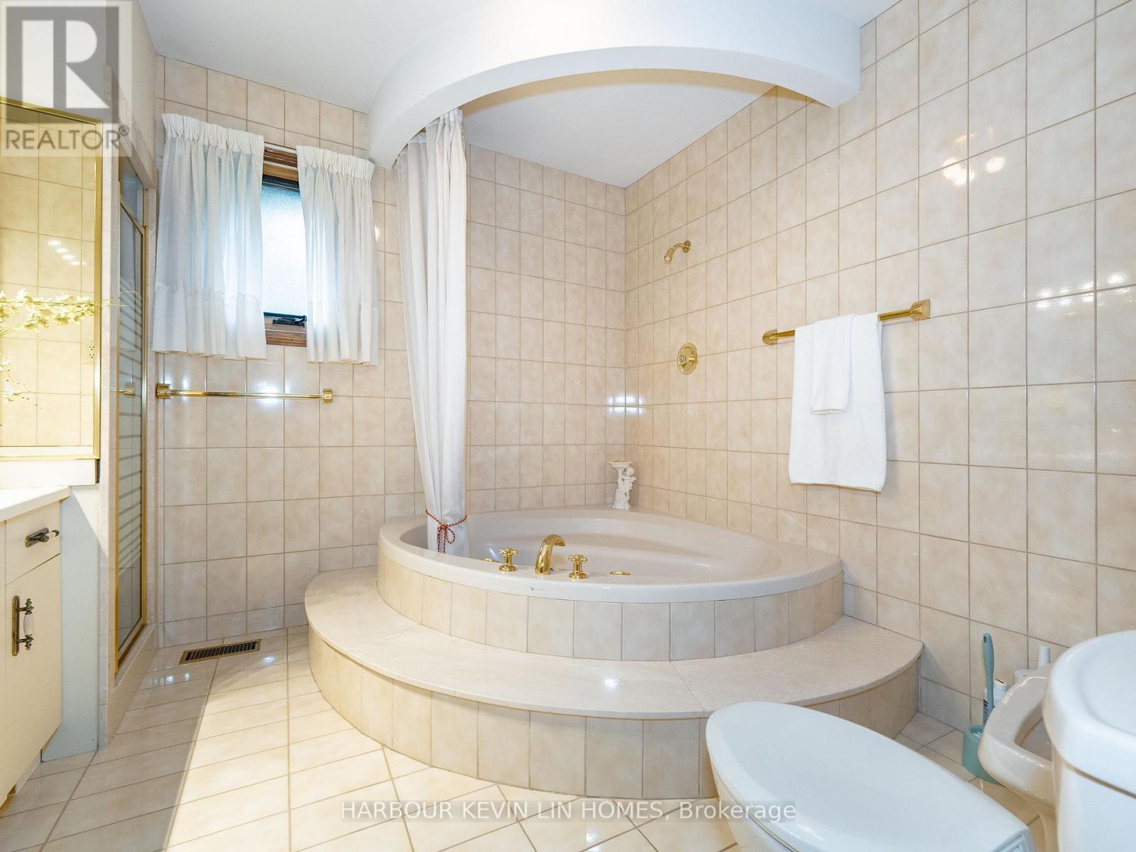 Photo 17 of 101 Leyburn Avenue, Richmond Hill ON