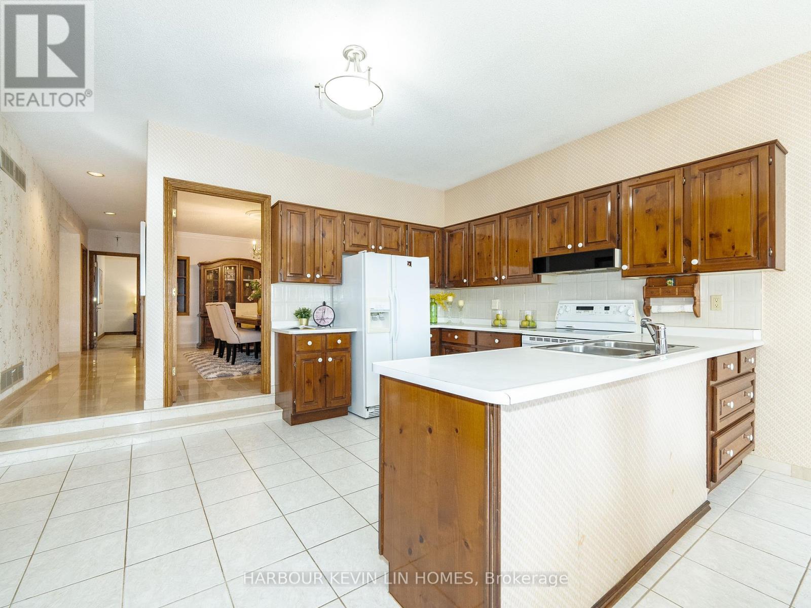Photo 34 of 101 Leyburn Avenue, Richmond Hill ON