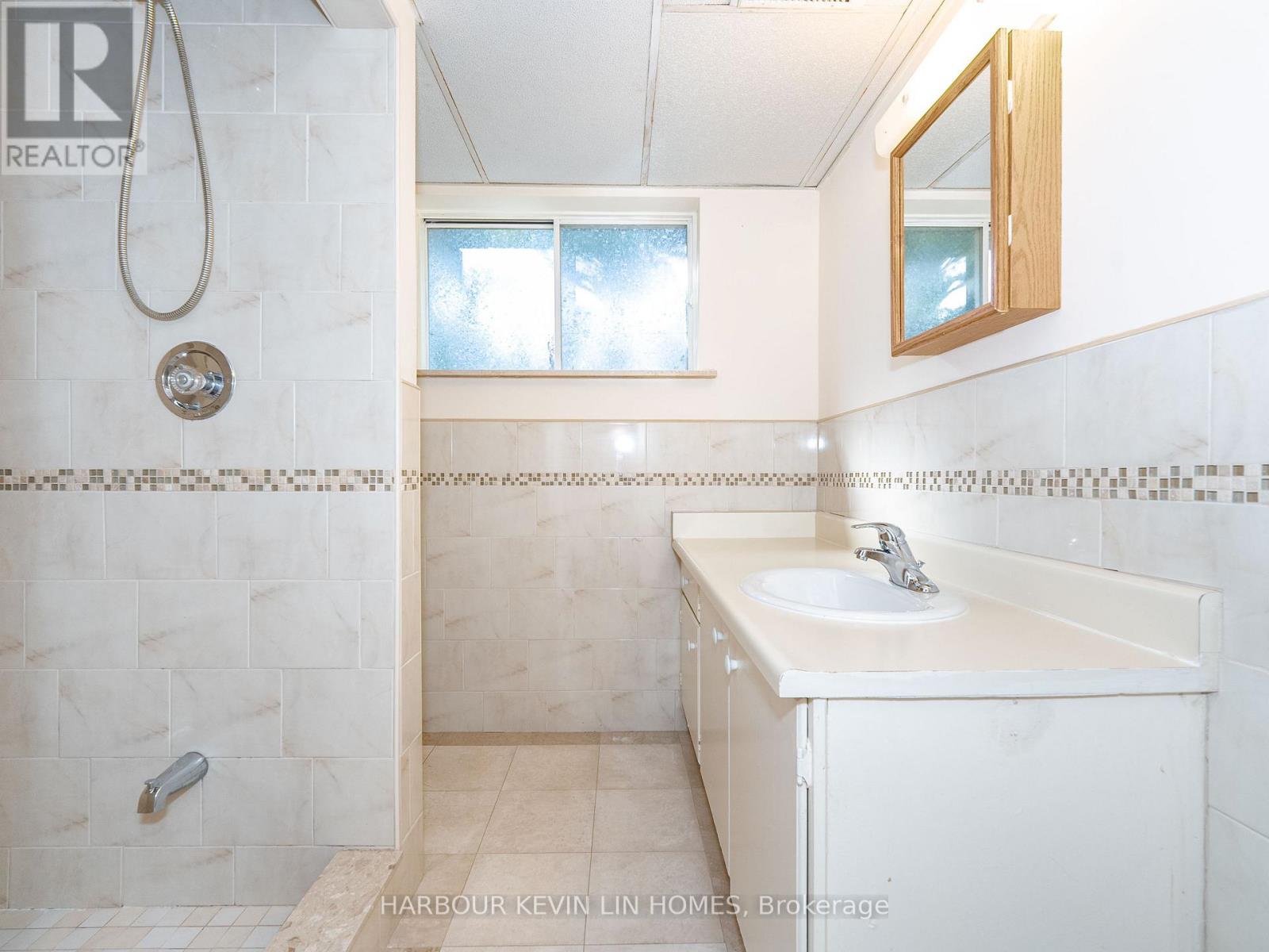 Photo 5 of 101 Leyburn Avenue, Richmond Hill ON