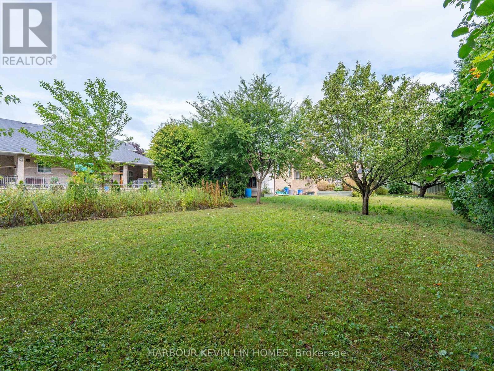 Photo 22 of 101 Leyburn Avenue, Richmond Hill ON