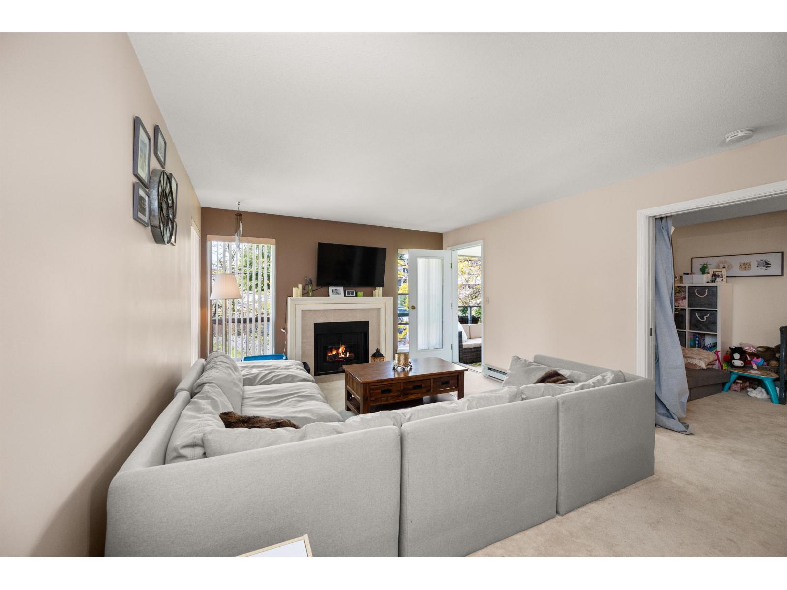Photo 5 of 304 15717 Marine Drive, White Rock BC