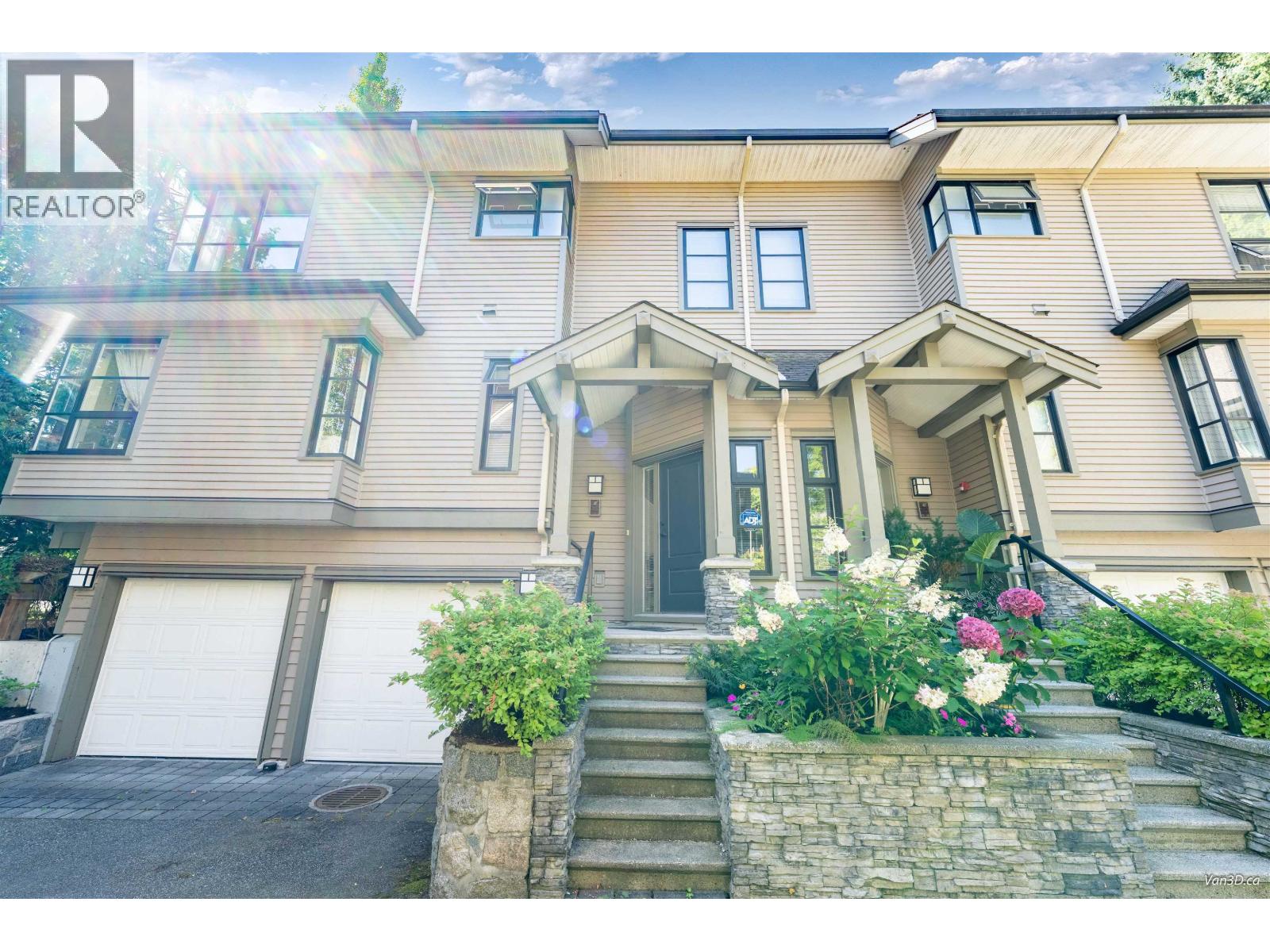 Photo 10 of 15 3150 Sunnyhurst Road, North Vancouver BC