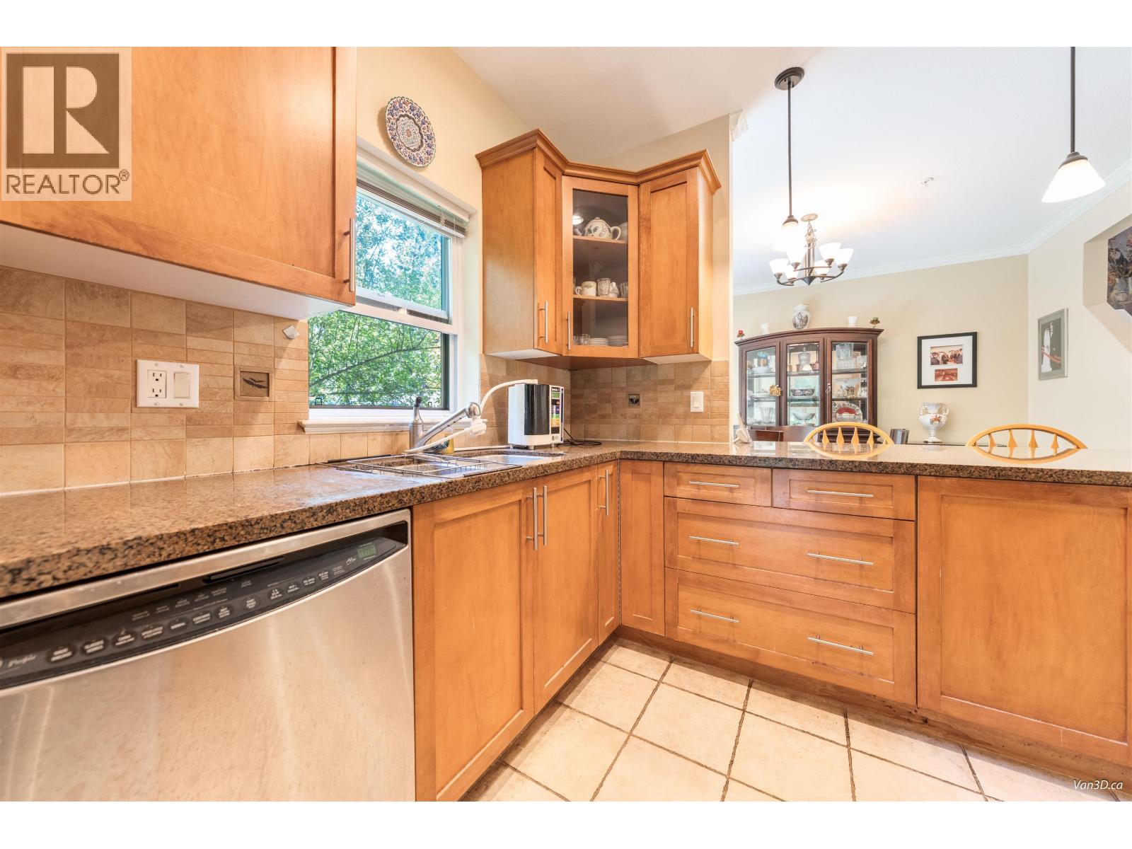 Photo 5 of 15 3150 Sunnyhurst Road, North Vancouver BC