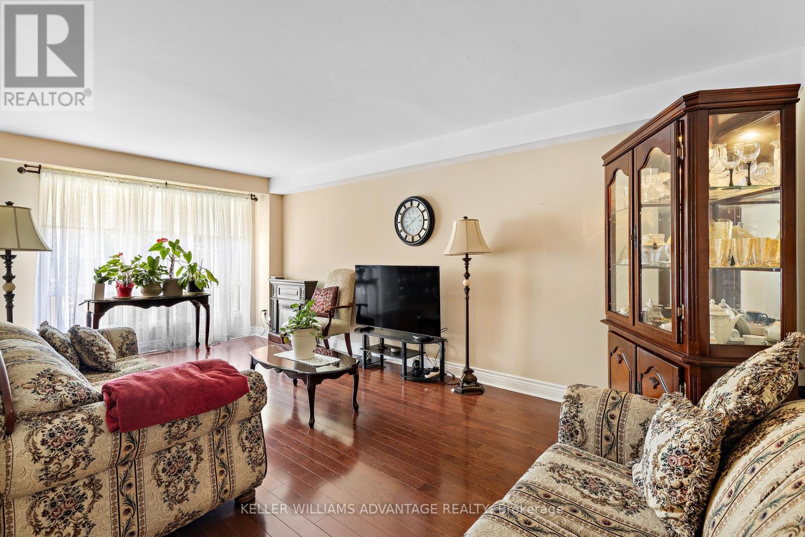 Photo 3 of 17 1051 Sandhurst Circle, Toronto ON