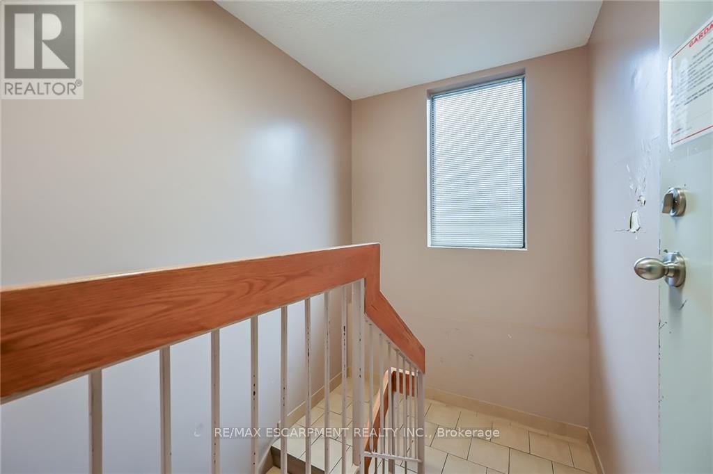 Photo 13 of 54 Centennial Parkway N, Hamilton ON