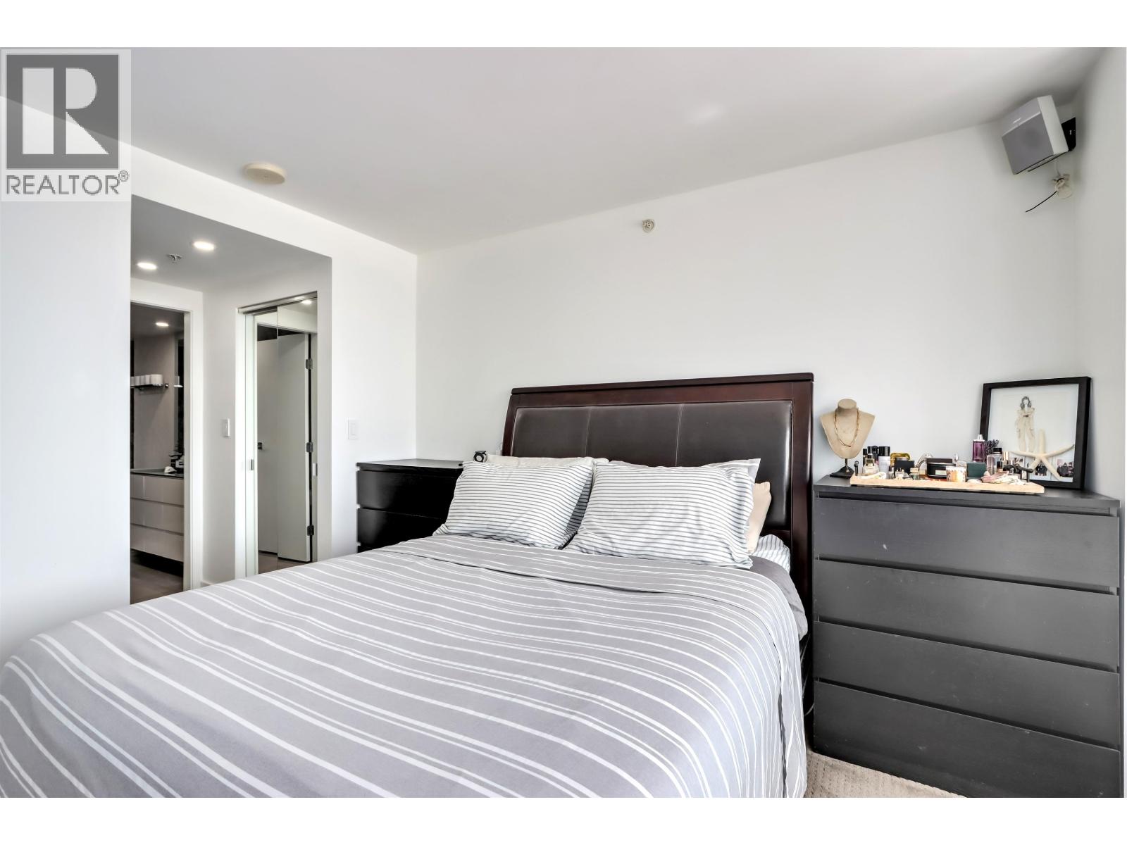 Photo 14 of 303 8 Smithe Mews, Vancouver BC