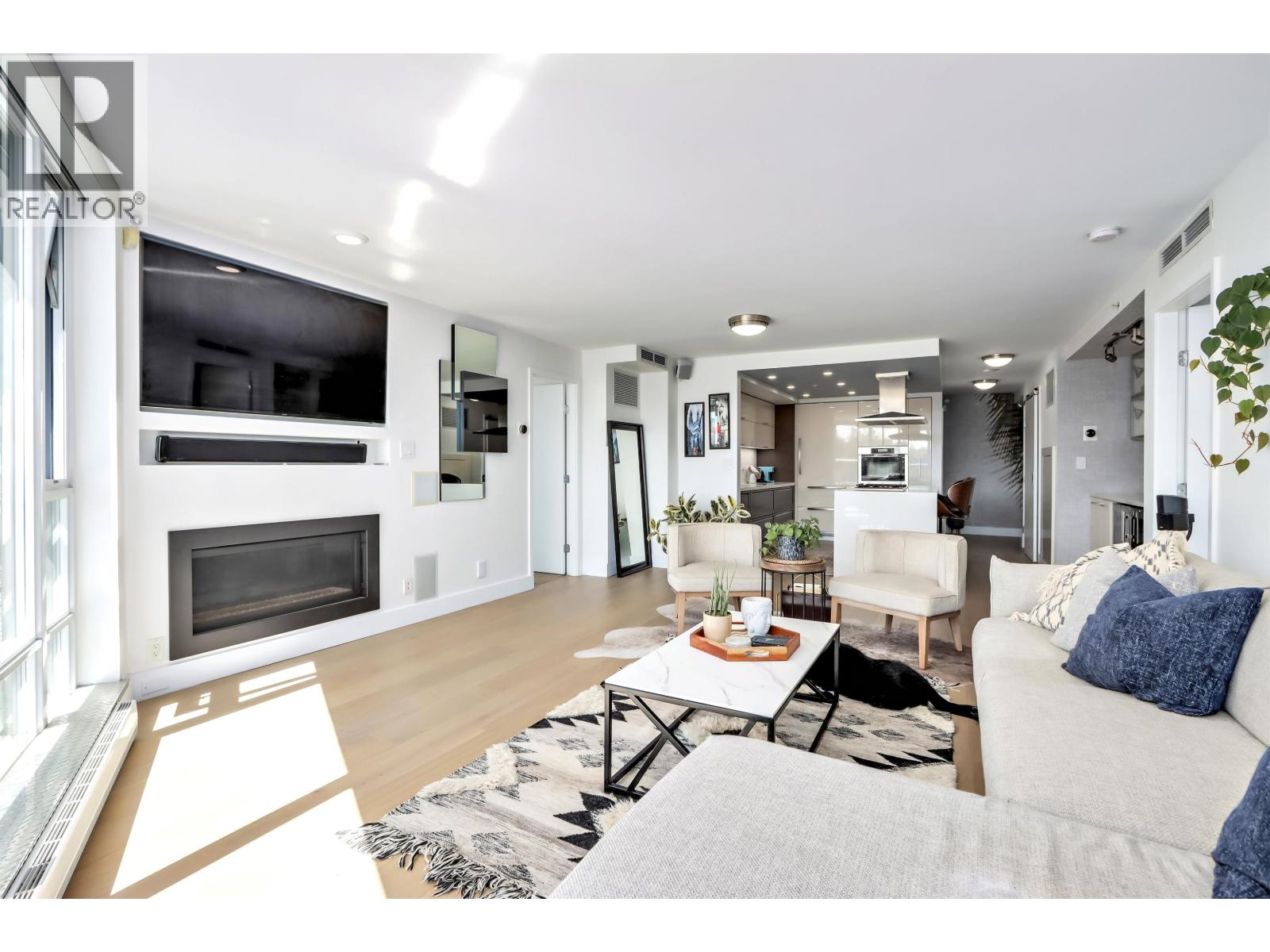 Photo 5 of 303 8 Smithe Mews, Vancouver BC