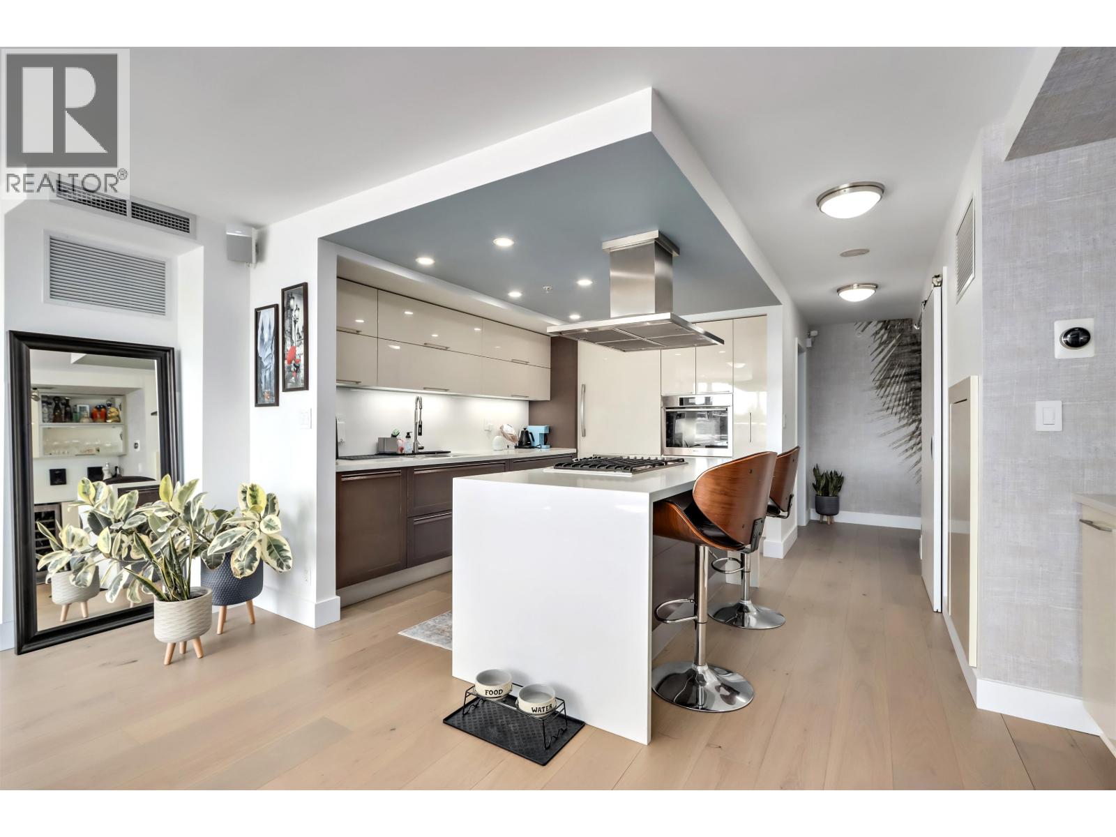 Photo 6 of 303 8 Smithe Mews, Vancouver BC