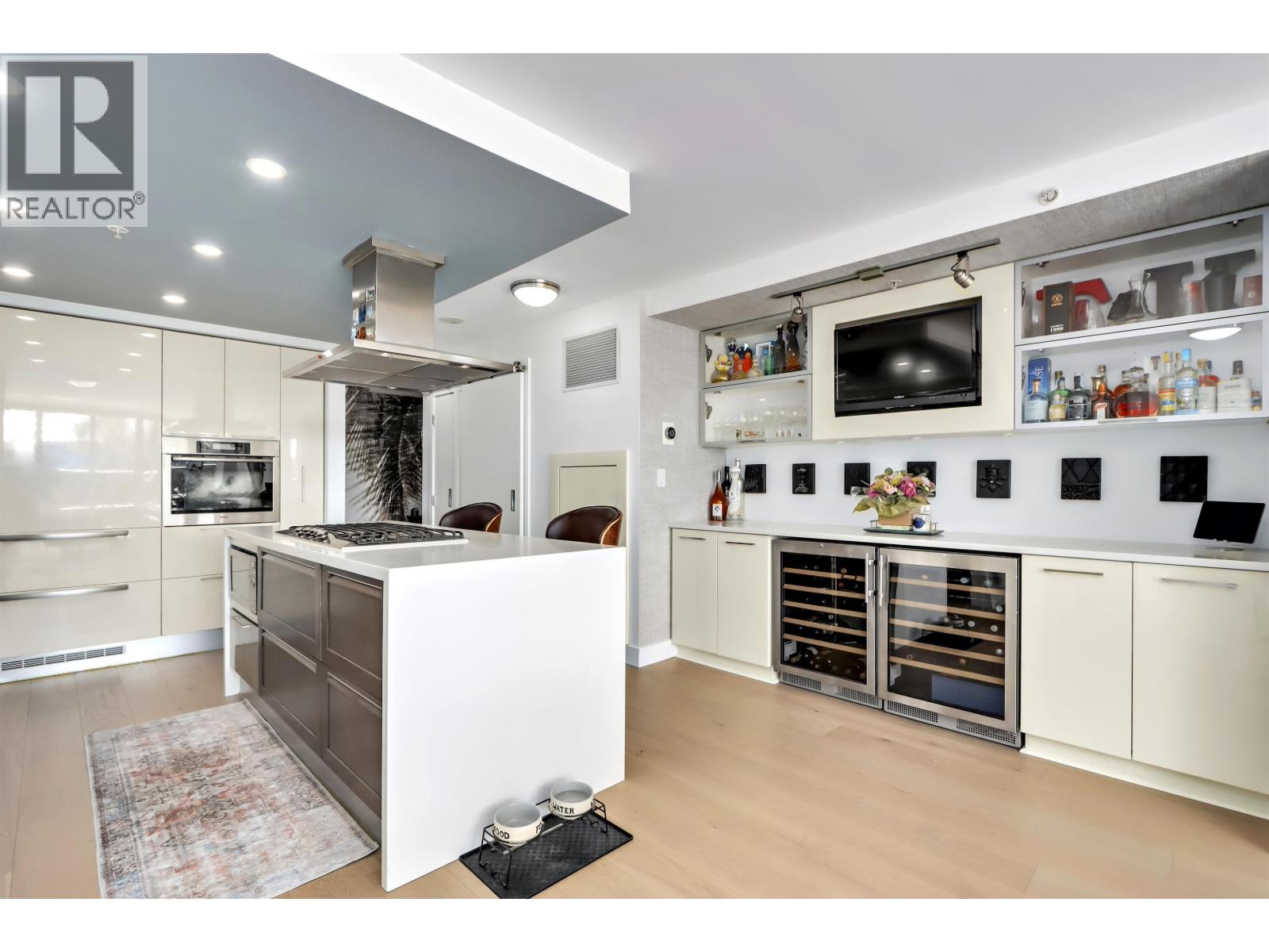 Photo 7 of 303 8 Smithe Mews, Vancouver BC