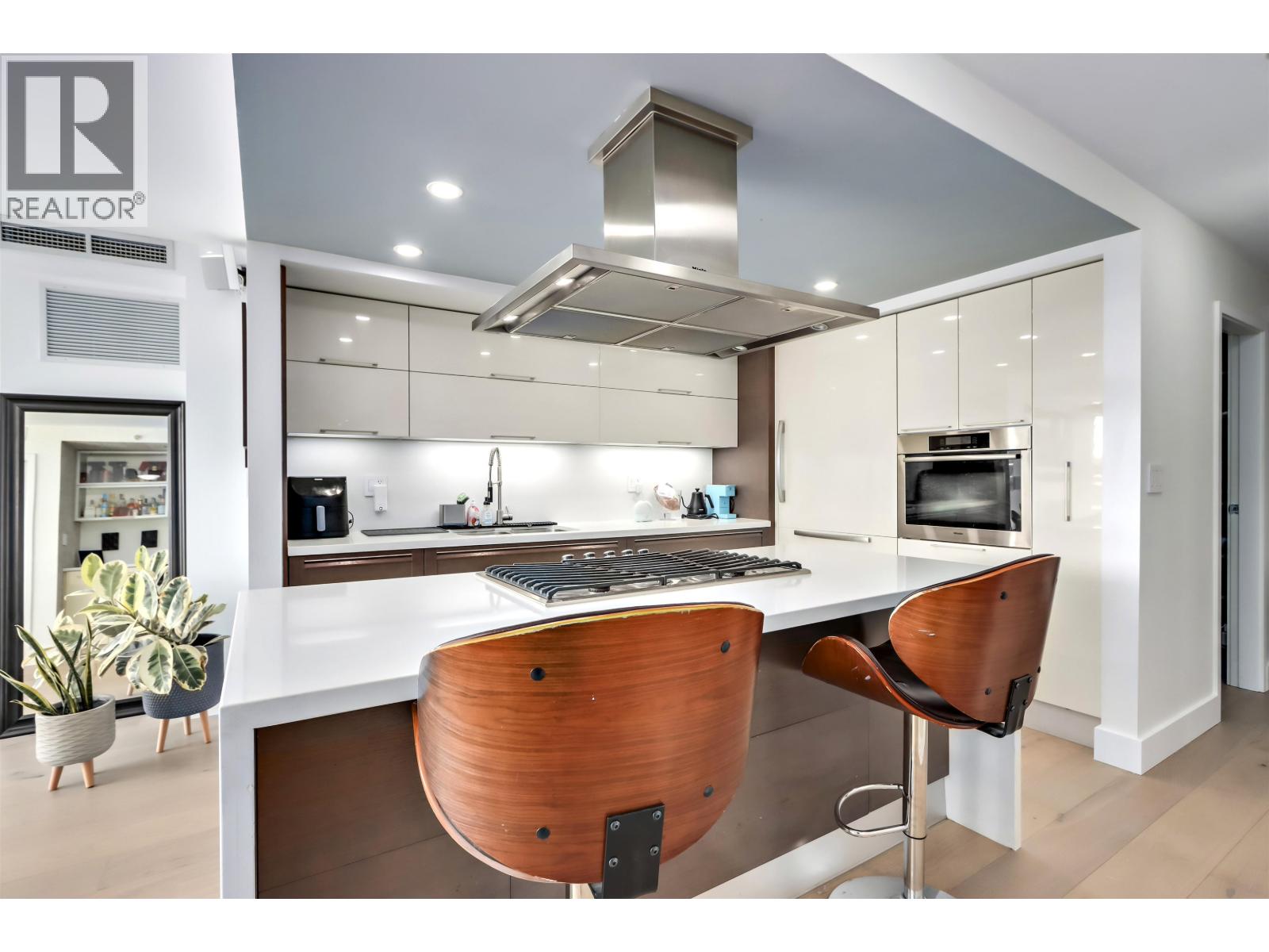 Photo 8 of 303 8 Smithe Mews, Vancouver BC