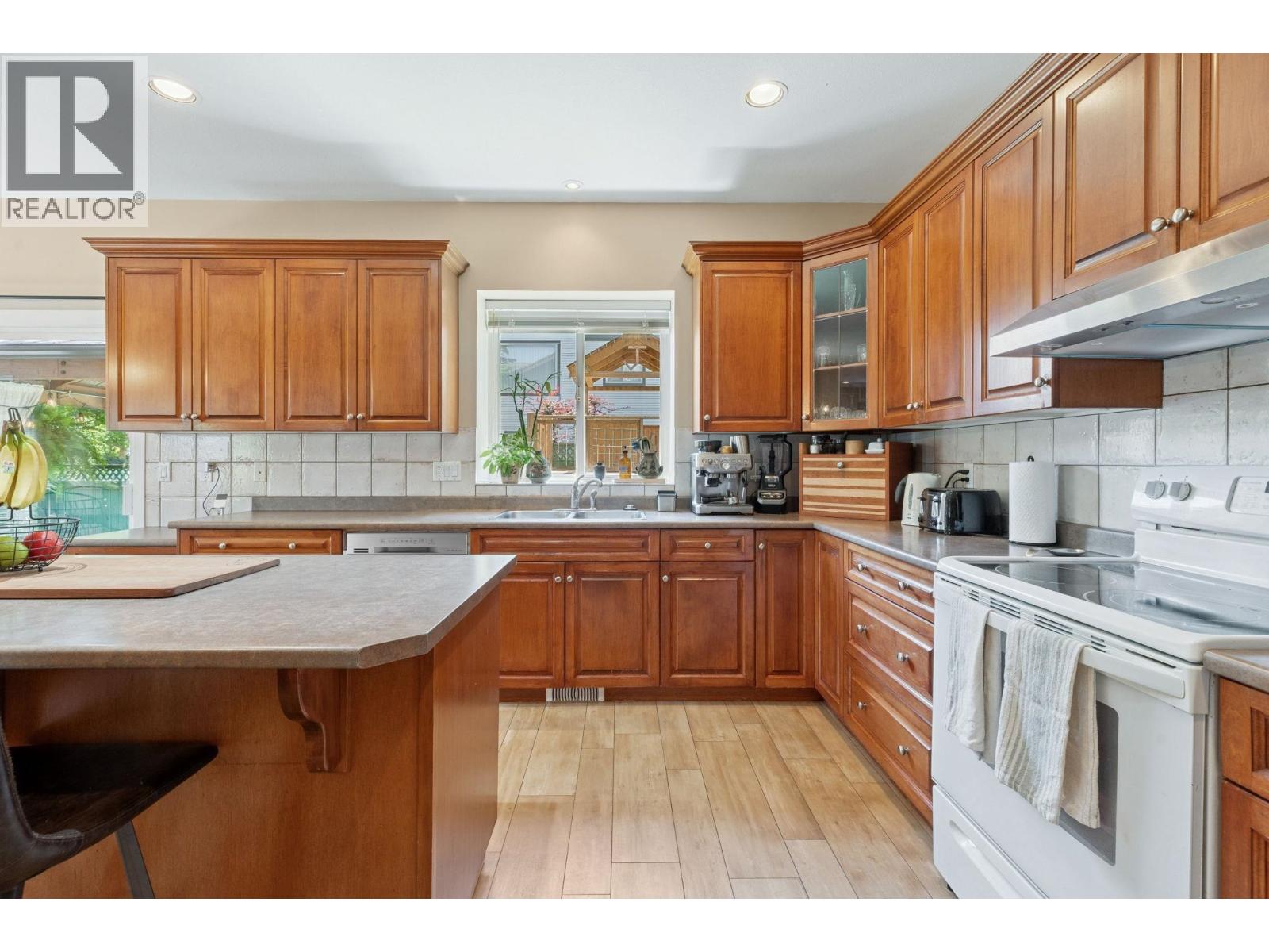 Photo 13 of 2172 Parkway Boulevard, Coquitlam BC