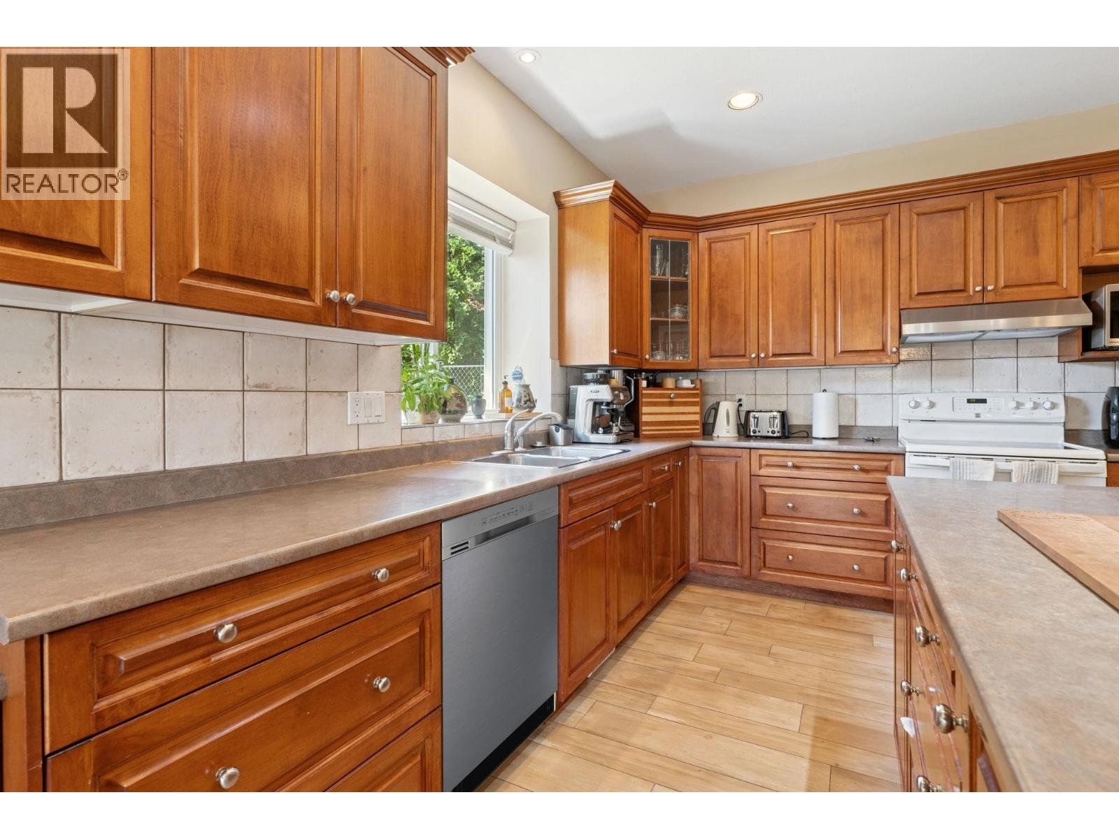 Photo 15 of 2172 Parkway Boulevard, Coquitlam BC