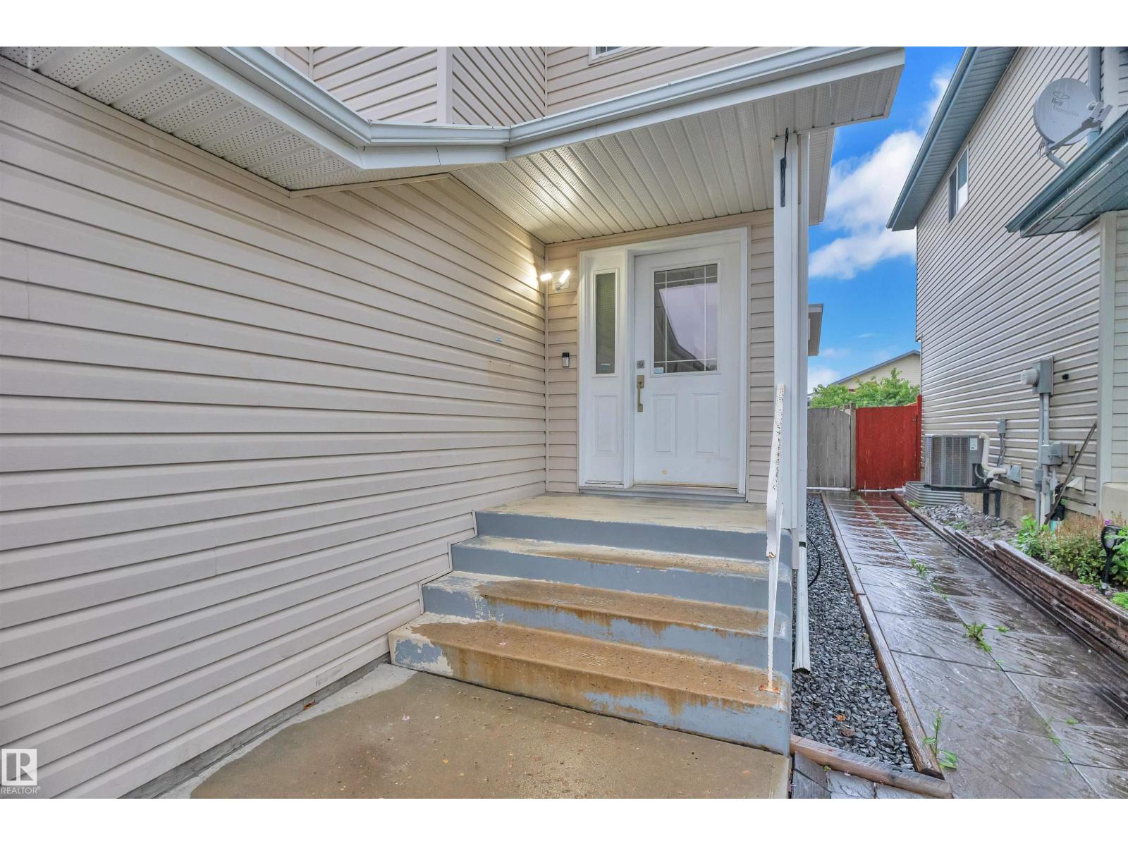 Photo 2 of 3212 29 Av Nw, Edmonton AB
