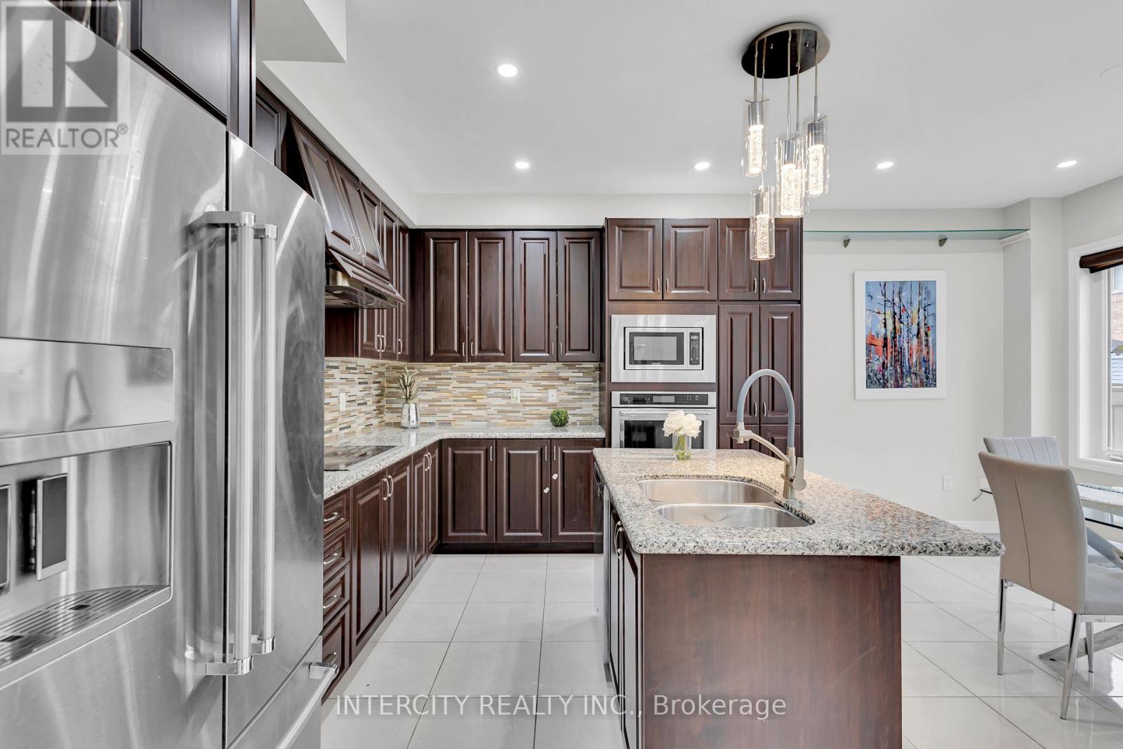Photo 2 of 98 Lola Crescent, Brampton ON