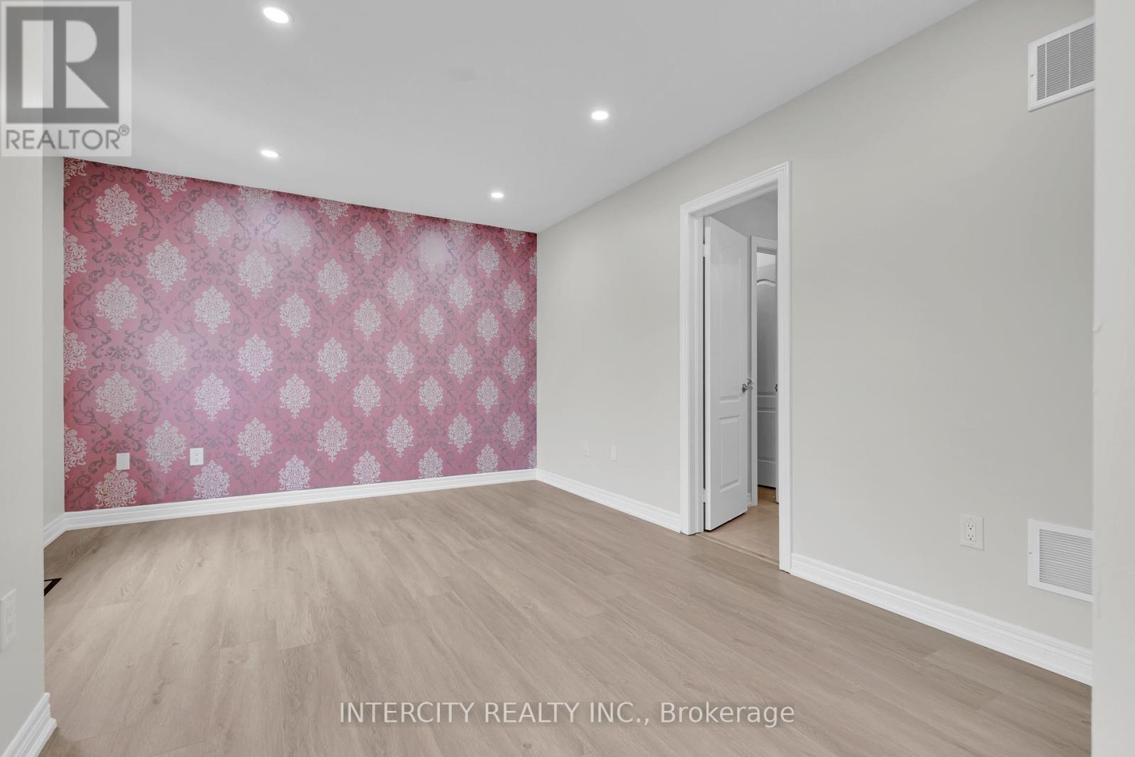 Photo 29 of 98 Lola Crescent, Brampton ON